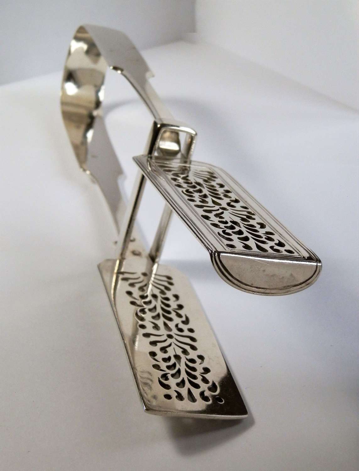 Early Victorian silver asparagus tongs. London 1838