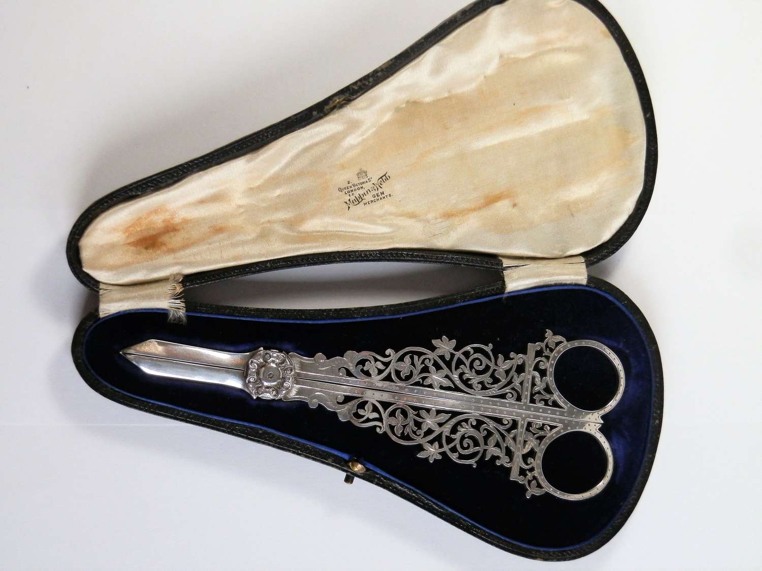 Edwardian Mappin & Webb cased silver grape scissors, Sheffield 1908