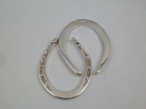 A pair of silver horseshoe napkin rings, Sheffield 1973
