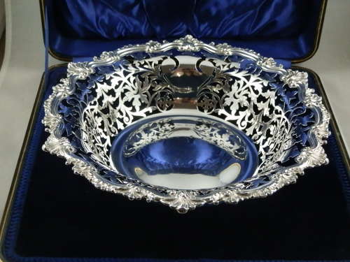George V cased silver fruit basket, Sheffield 1914