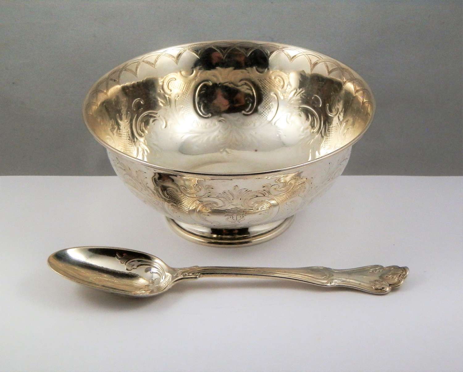 Victorian cased silver bowl and spoon, London 1852