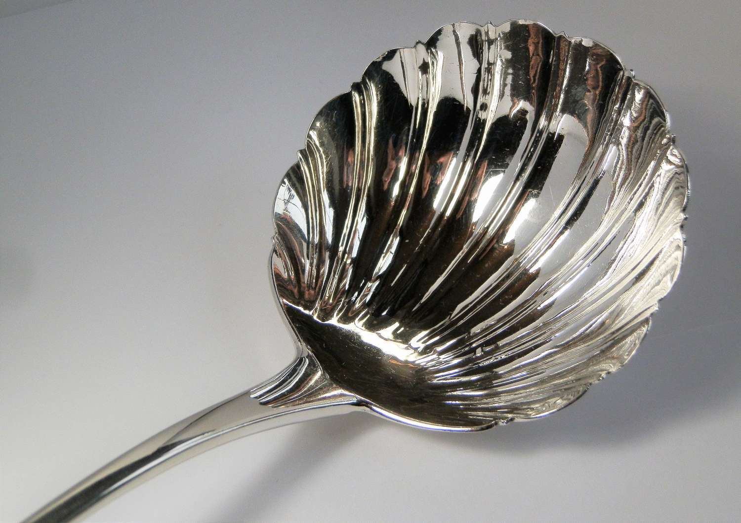 George III silver shell bowl soup ladle, London 1818