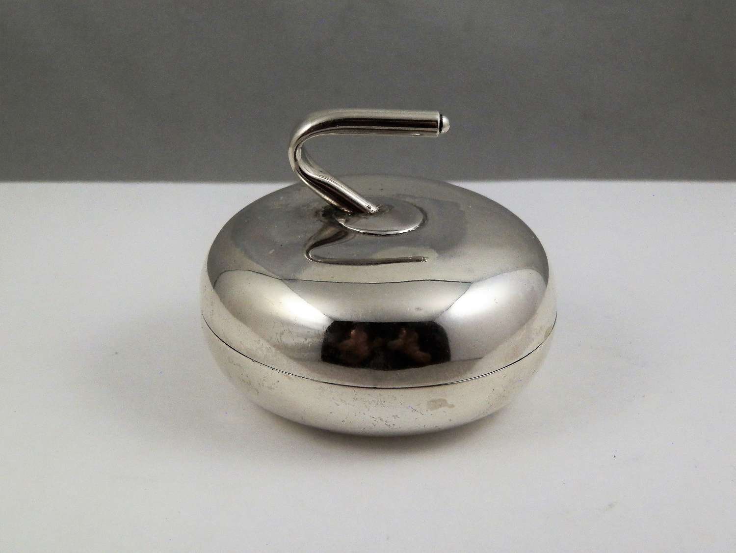 A George V silver curling stone shaped snuff or pill box, 1913