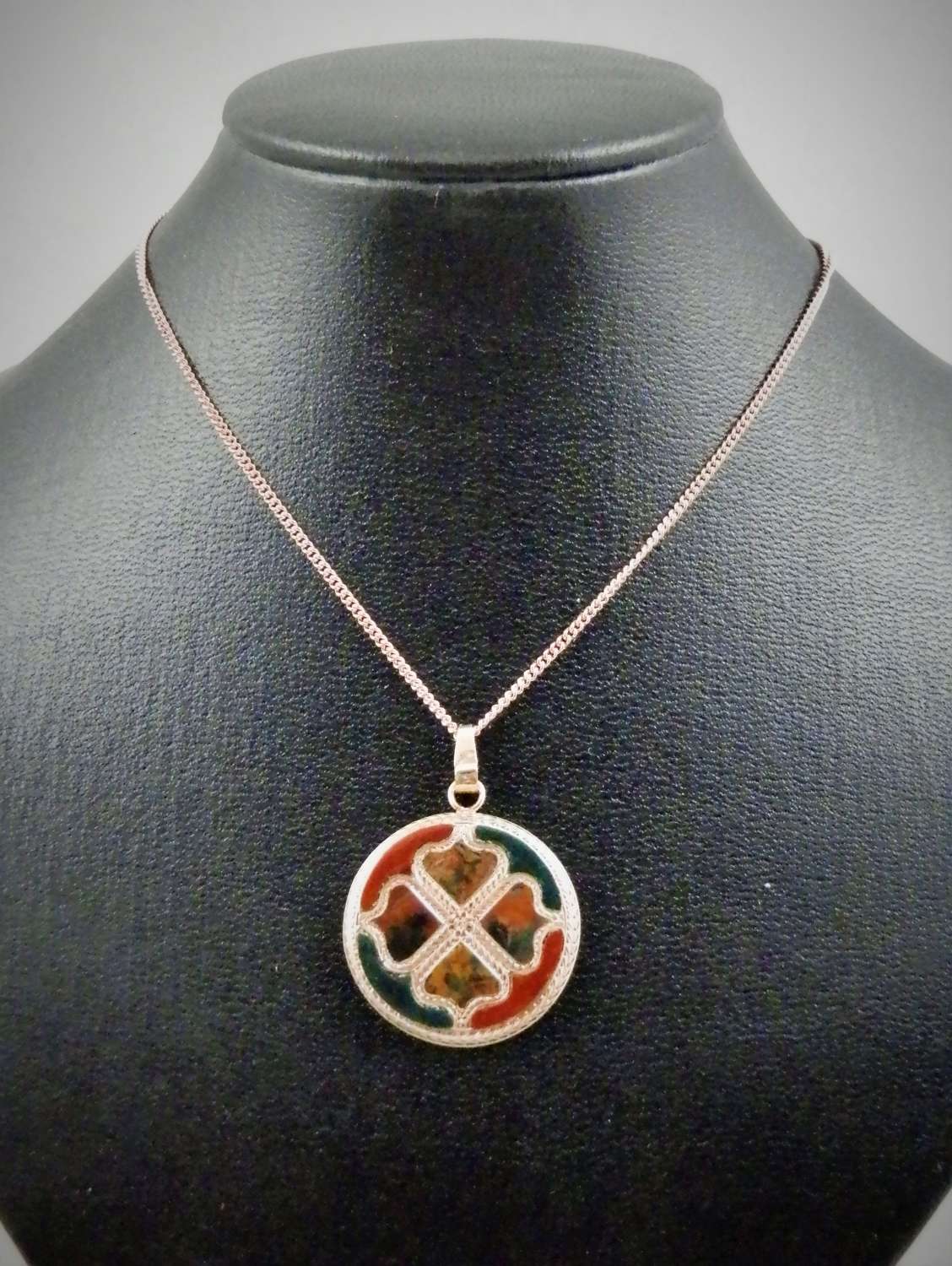 Scottish Victorian gold and agate pendant with 9ct gold chain