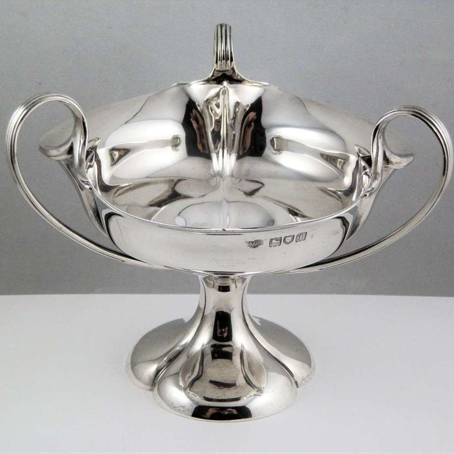 An Edwardian art nouveau silver tygg bowl, Goldsmiths of London 1906
