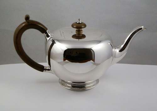 A George V silver three piece tea set, London 1919