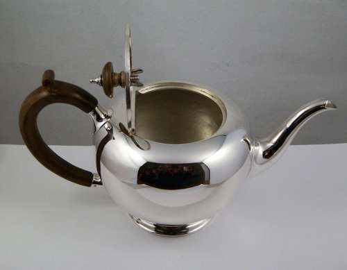 A George V silver three piece tea set, London 1919