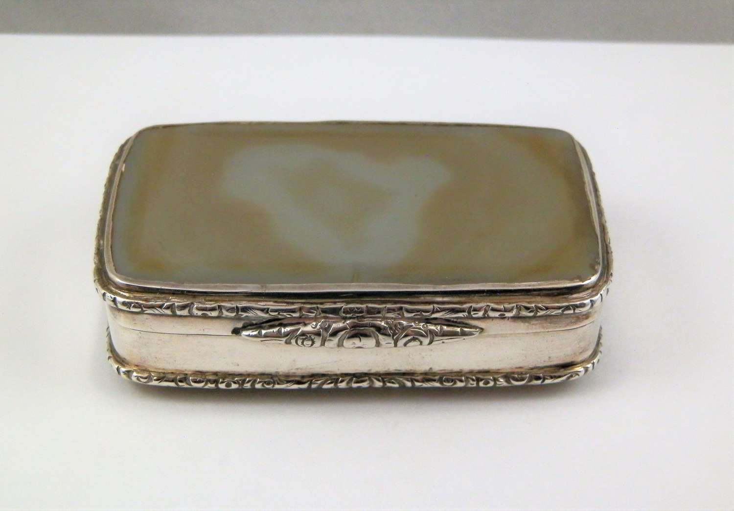 A Scottish George III silver and agate snuff box, c1810