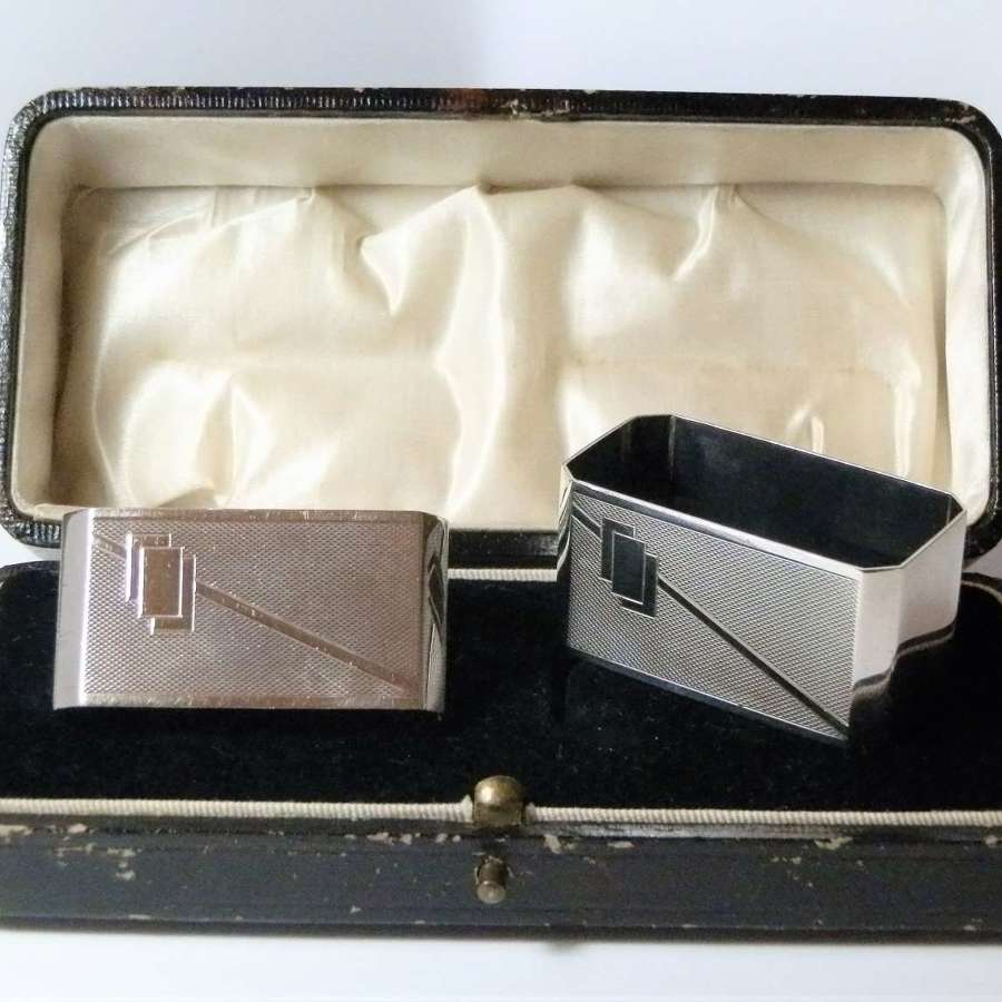George V set of cased silver art deco napkin rings, 1930