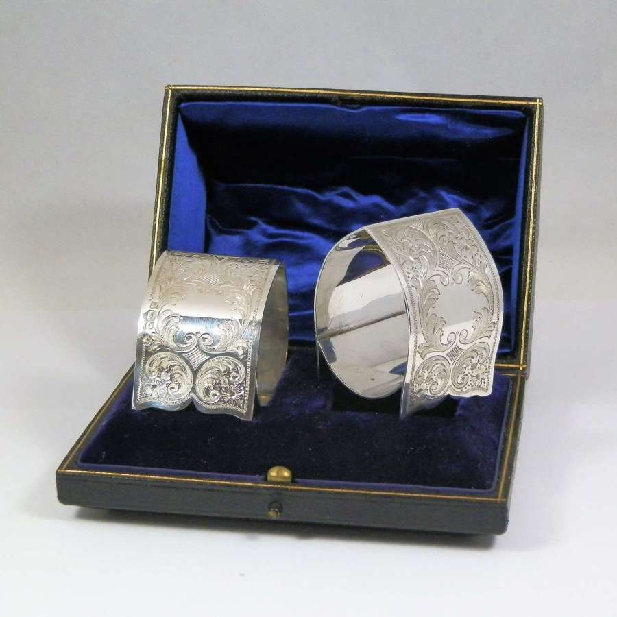 Edwardian pair of cased silver napkin rings, Sheffield 1906