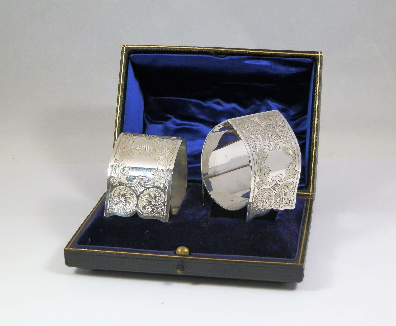 Edwardian pair of cased silver napkin rings, Sheffield 1906