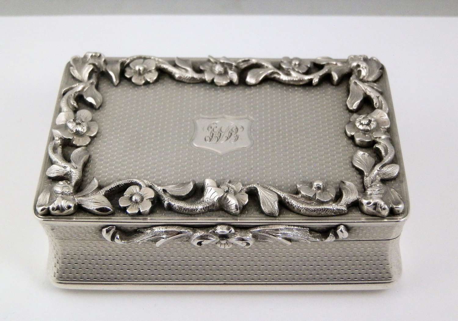 An early Victorian silver table snuff box, London 1839