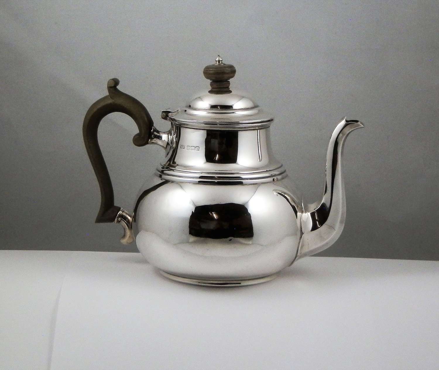 A Sheffield silver Georgian style teapot, Mappin & Webb 1925
