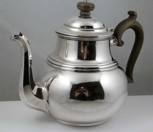 A Sheffield silver Georgian style teapot, Mappin & Webb 1925