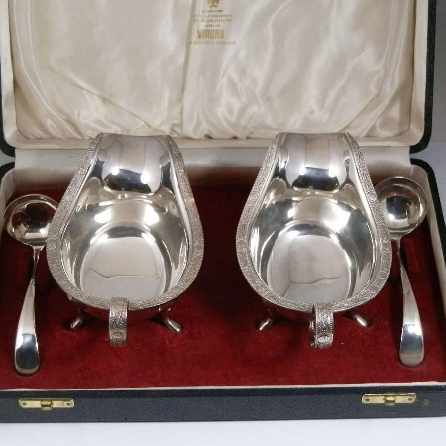 Cased pair of silver sauce boats and spoons, Sheffield 1961