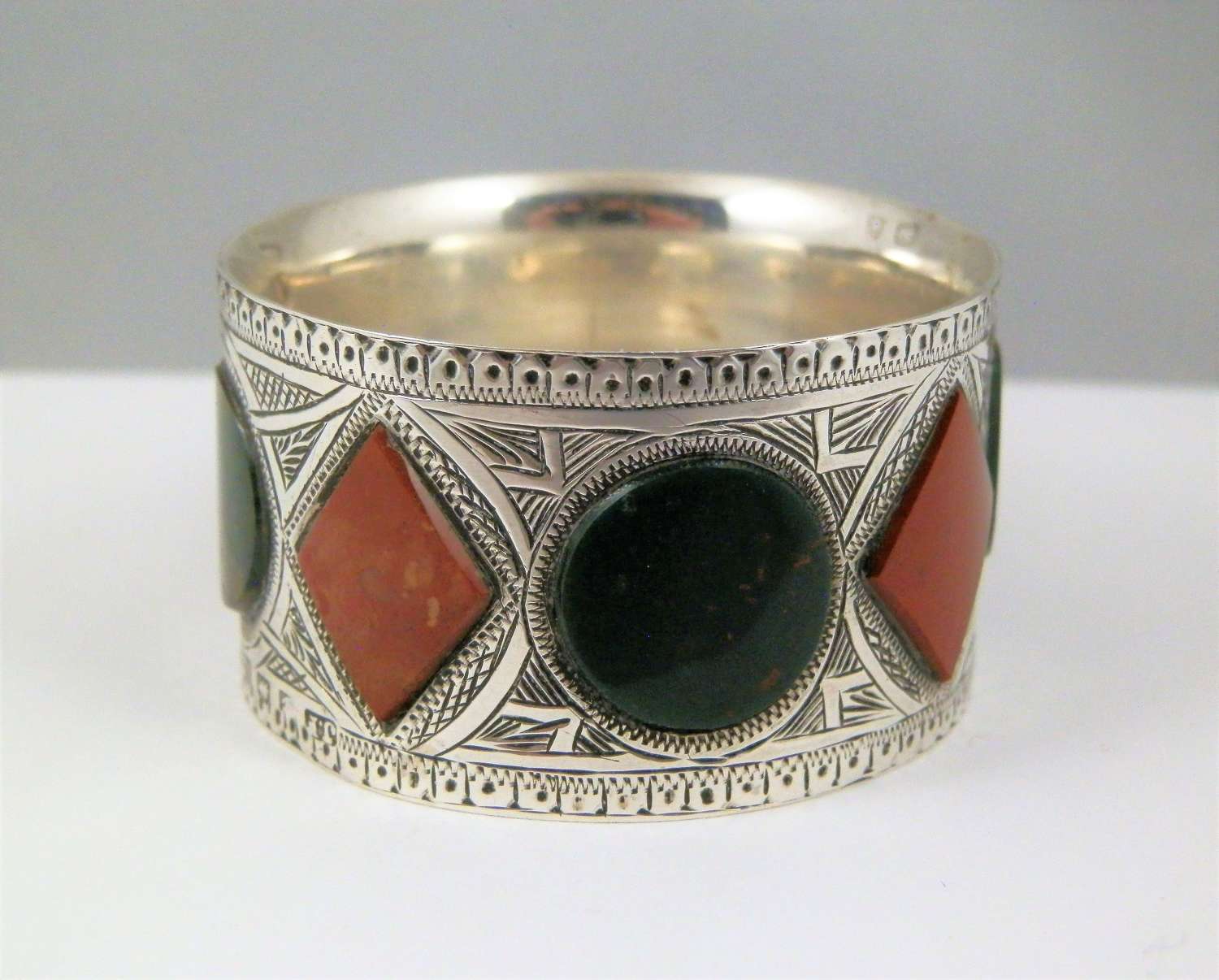 Edwardian silver and agate engraved napkin ring, Birmingham 1909