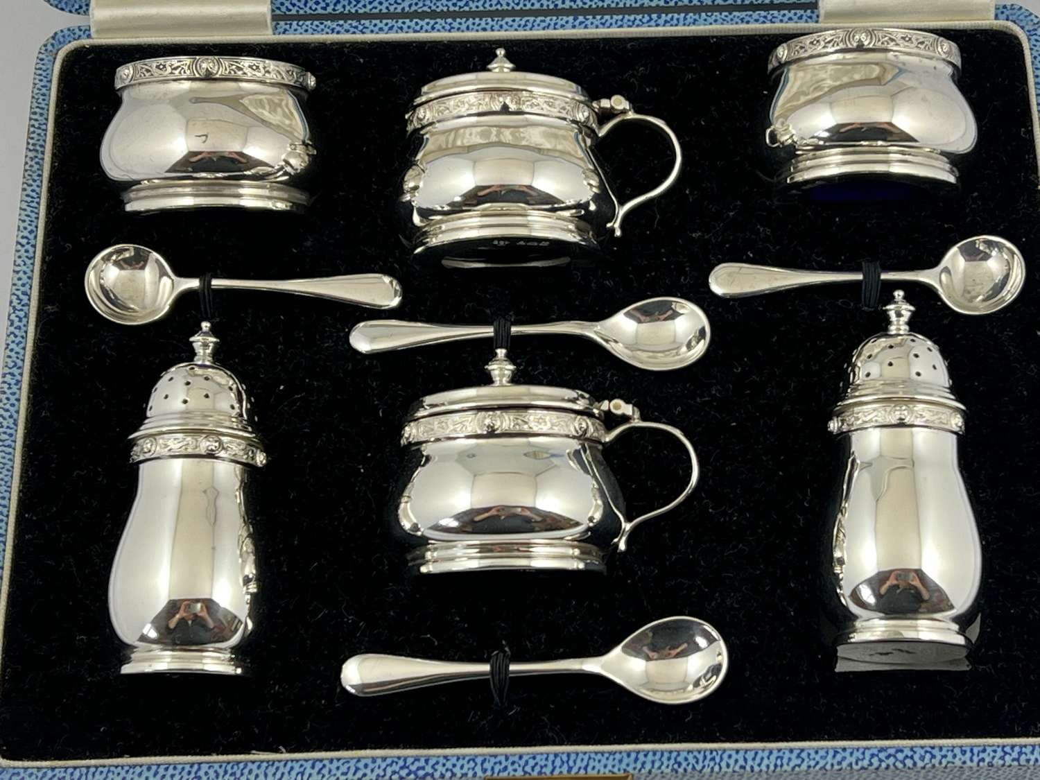 Cased 9 piece silver condiment set by Henderson & Sorley. Glasgow 1936