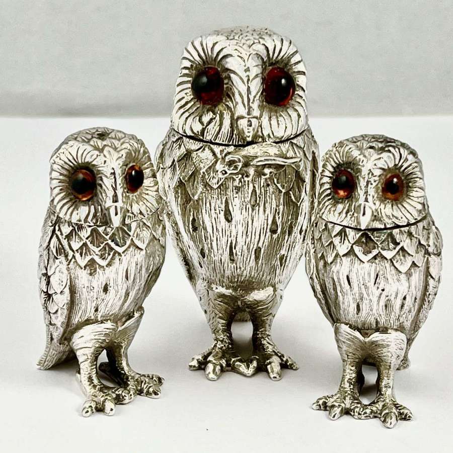 Elizabeth II set of silver Owl condiments, Richard Comyns 1969
