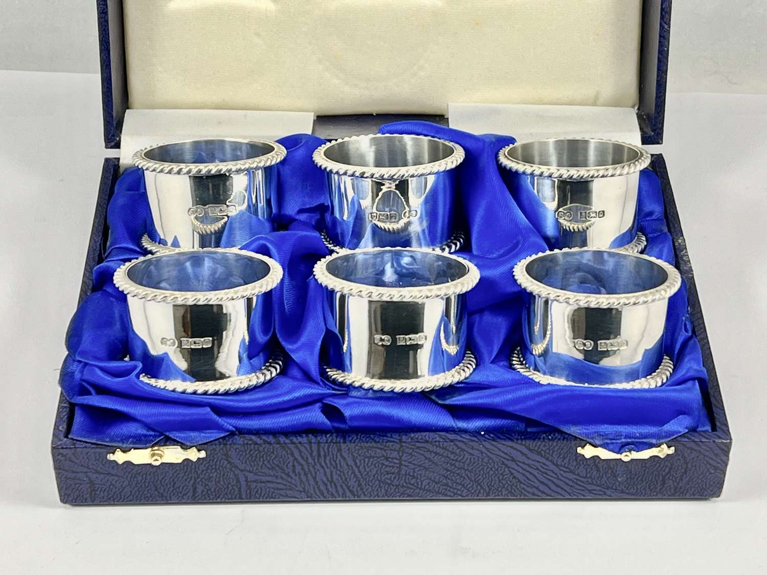 Elizabeth II cased set of six silver napkin rings, Birmingham 1990.