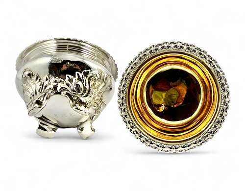 George IV pair of silver salt bowls by Robert Hennell, London 1822.
