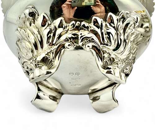 George IV pair of silver salt bowls by Robert Hennell, London 1822.